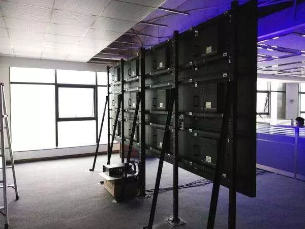 液晶拚接屏的安裝方式